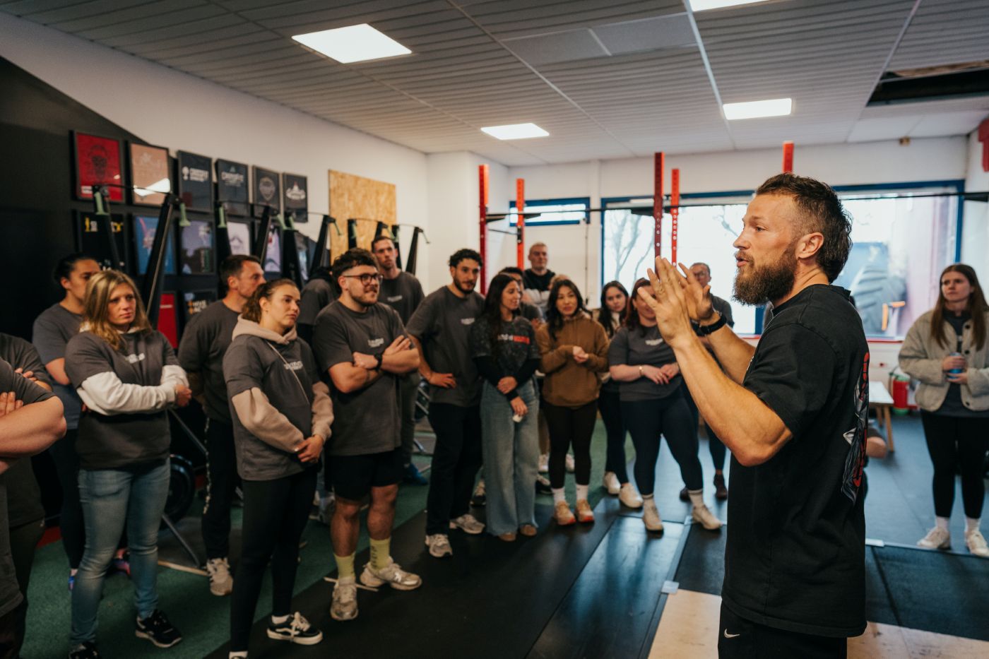 Raphaël donne les consignes à un groupe